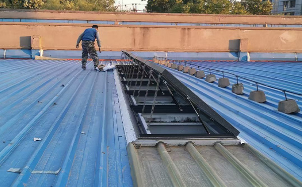 某区域性物流仓储中心沙依巴克排烟窗系统安装项目